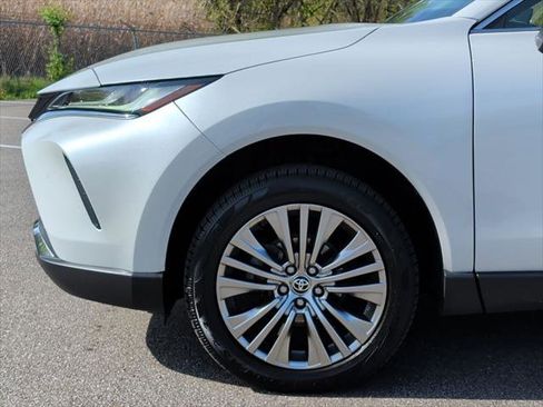 Certified 2023 Toyota Venza XLE AWD/4WD image 3