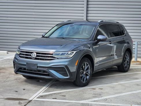 Used 2023 Volkswagen Tiguan SE w/ Panoramic Sunroof Package image 4