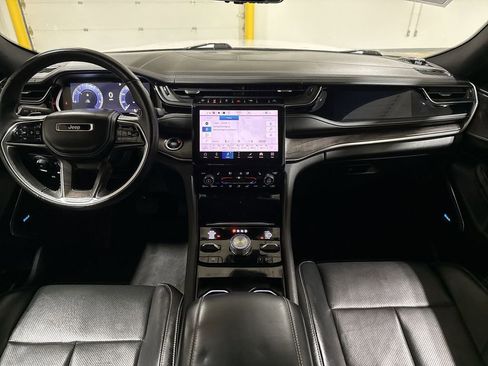 Used 2022 Jeep Grand Cherokee Overland w/ Luxury Tech Group IV AWD/4WD image 10