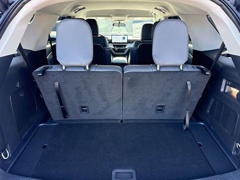 Used 2025 Ford Explorer Active w/ Active Comfort Package image 8