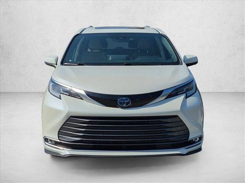 Used 2021 Toyota Sienna Limited FWD image 2