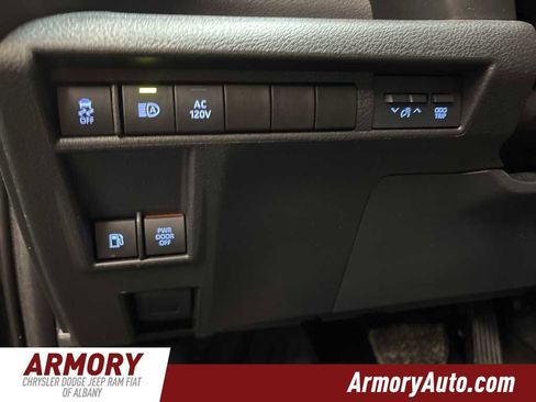 Used 2022 Toyota Sienna XLE Woodland Edition image 10
