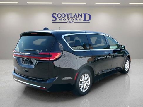 Used 2025 Chrysler Pacifica Select FWD image 6