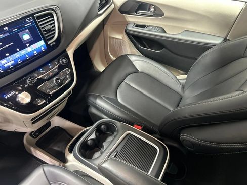 Certified 2024 Chrysler Pacifica Touring-L FWD image 33