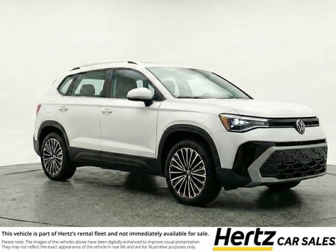 Used 2025 Volkswagen Taos SE FWD image 1
