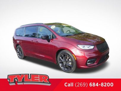 Used 2023 Chrysler Pacifica Limited w/ Uconnect Theater Family Group