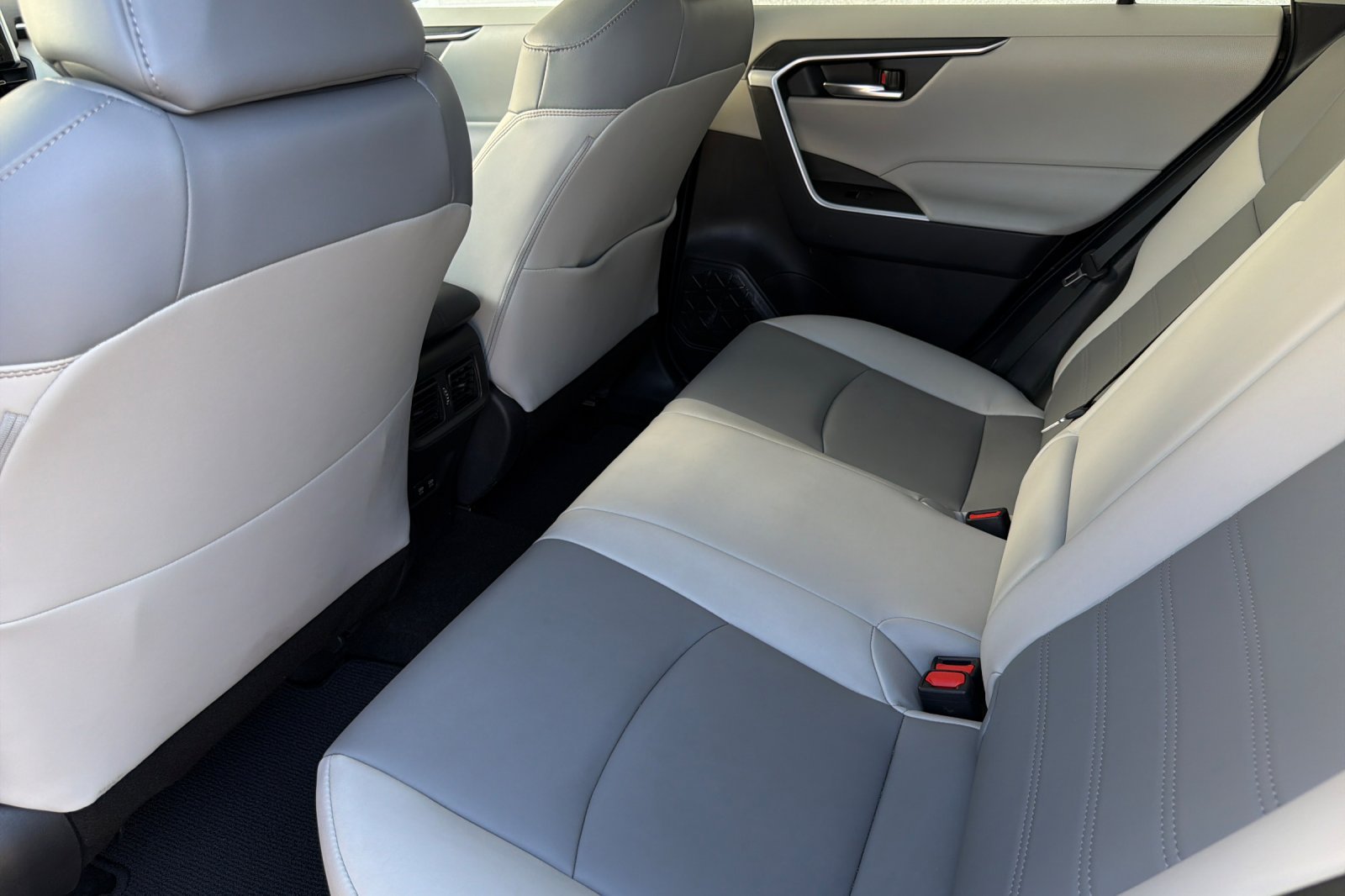 Used 2021 Toyota RAV4 XLE Premium FWD image 11