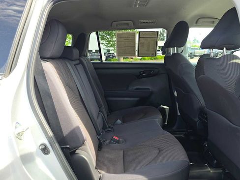 Used 2023 Toyota Highlander LE AWD/4WD image 13