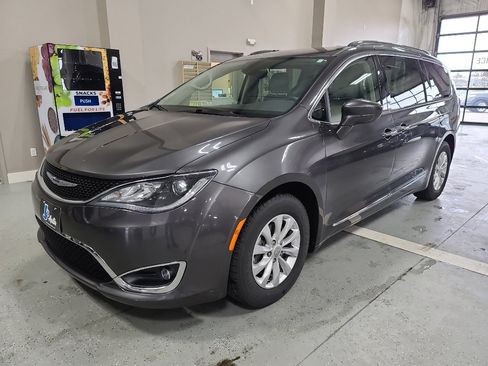 Used 2018 Chrysler Pacifica Touring-L image 2