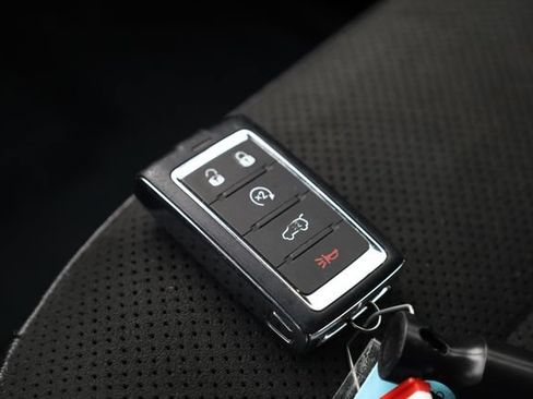 Used 2024 Jeep Grand Cherokee Laredo AWD/4WD image 30