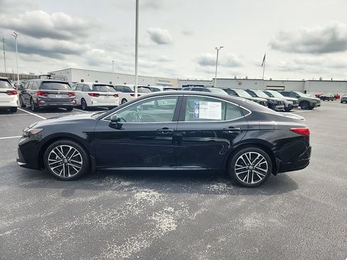 Used 2025 Toyota Camry XLE FWD image 3