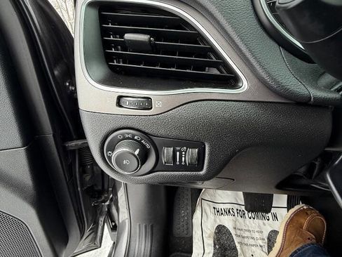 Used 2021 Jeep Cherokee Latitude Plus image 16