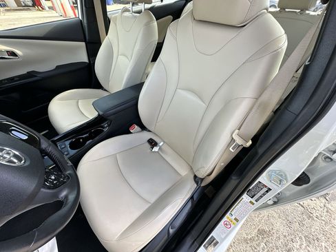 Used 2020 Toyota Prius XLE w/ Carpet Mat Package image 13