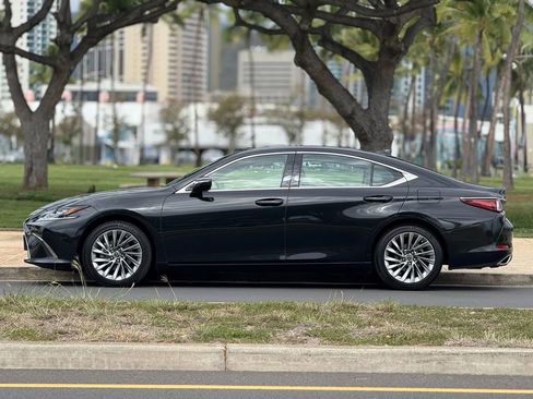 Used 2022 Lexus ES 350 Luxury image 2