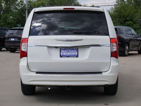 Used 2013 Chrysler Town & Country Touring FWD image 4