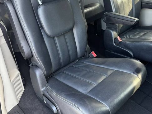 Used 2014 Chrysler Town & Country Touring FWD image 18