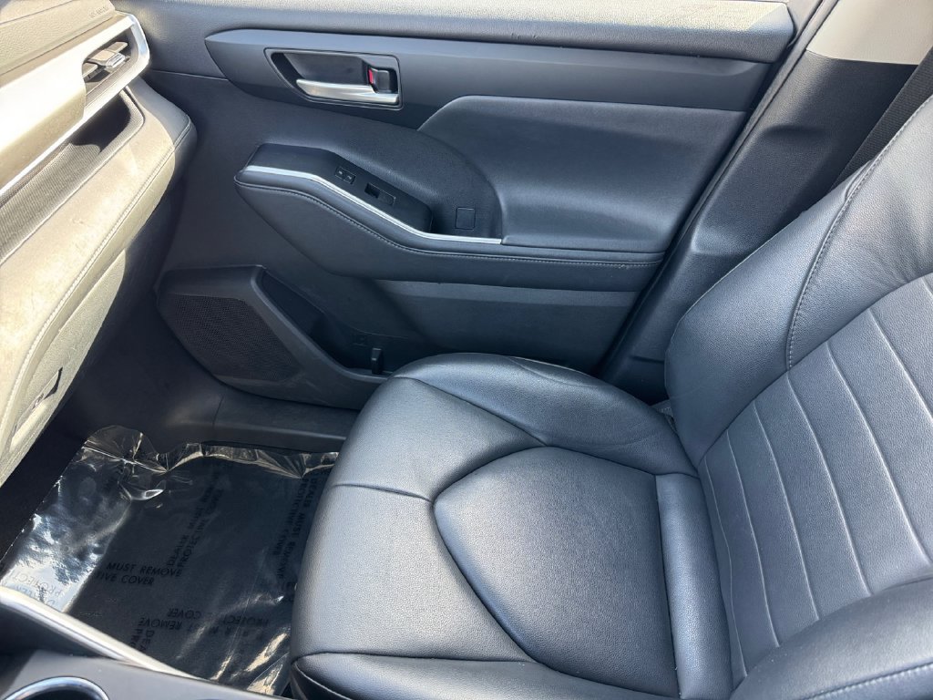 Used 2020 Toyota Highlander XLE AWD/4WD image 30