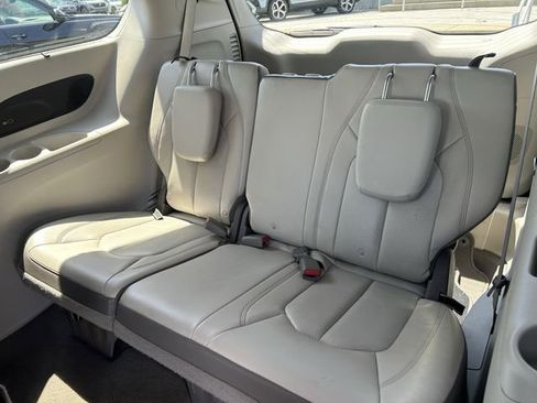 Used 2017 Chrysler Pacifica Touring-L Plus FWD image 28