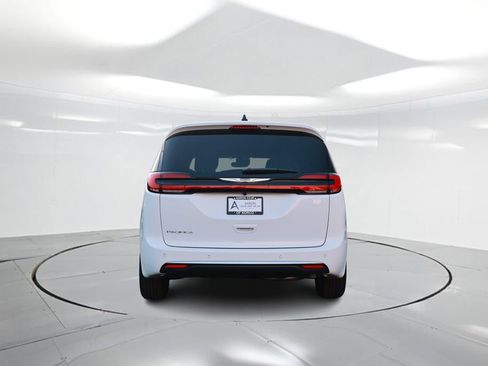New 2026 Chrysler Pacifica Select image 3