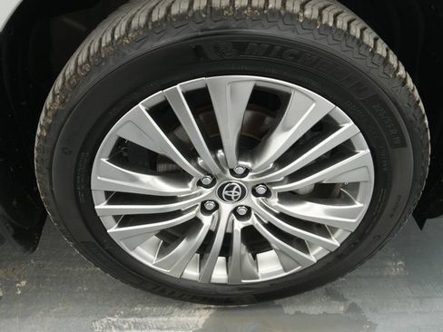 Used 2023 Toyota Venza Limited AWD/4WD image 10