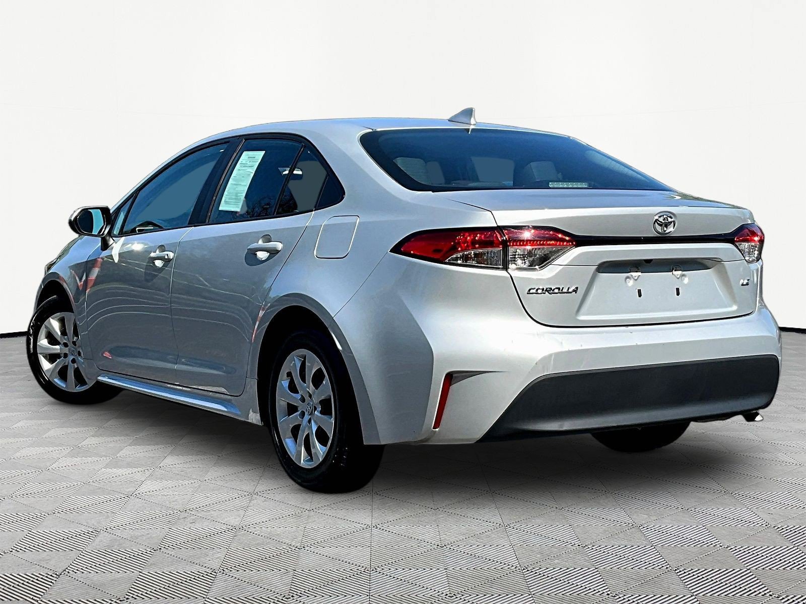 Used 2024 Toyota Corolla LE FWD image 4
