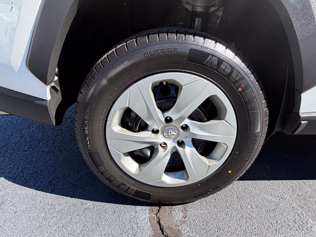 Used 2019 Toyota RAV4 LE FWD image 32