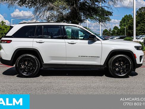 Used 2025 Jeep Grand Cherokee Altitude AWD/4WD image 11
