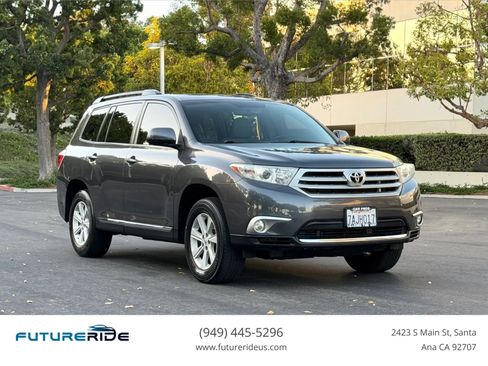 Used 2013 Toyota Highlander SE FWD image 1