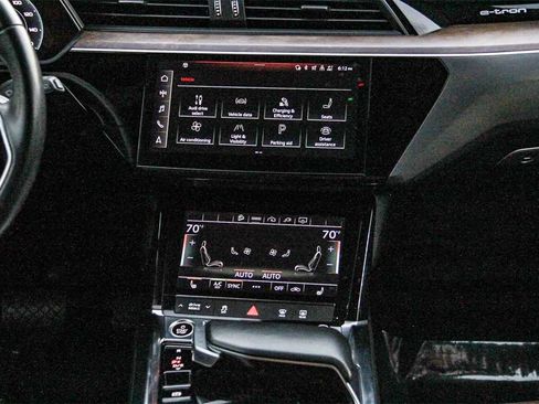 Used 2022 Audi e-tron Premium w/ Convenience Plus Package image 14