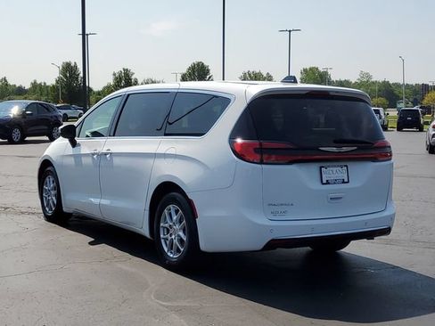 Used 2023 Chrysler Pacifica Touring-L FWD image 4