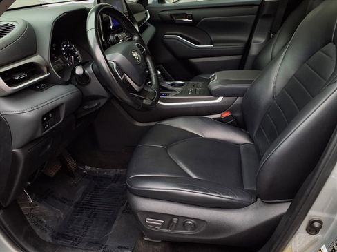 Certified 2023 Toyota Highlander XLE image 17
