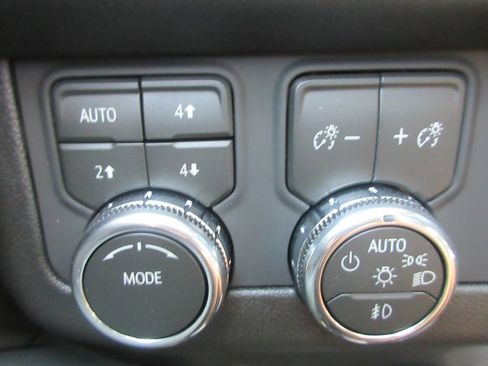 New 2026 GMC Yukon XL AT4 AWD/4WD image 17