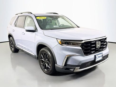 Certified 2025 Honda Pilot Touring image 1
