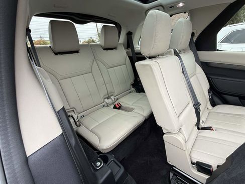 Used 2020 Land Rover Discovery HSE image 16