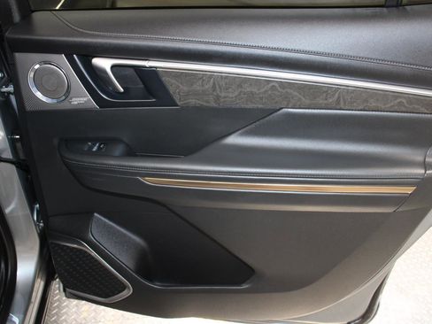 Used 2025 Buick Enclave Avenir image 18