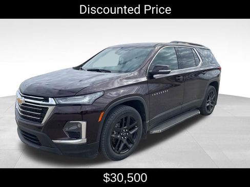 Used 2022 Chevrolet Traverse LT image 3