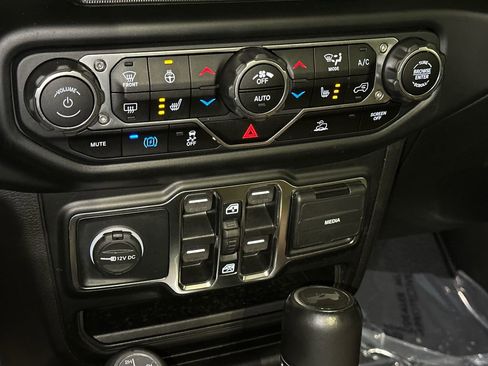 Used 2022 Jeep Wrangler Unlimited Sahara w/ Cold Weather Group image 21