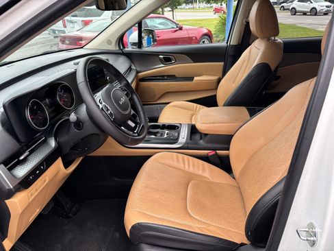 Used 2023 Kia Carnival LX image 9