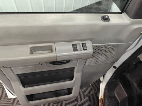 Used 2014 Ford E-250 and Econoline 250 Extended w/ Power Group RWD image 29