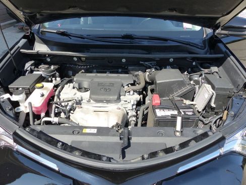 Used 2018 Toyota RAV4 XLE AWD/4WD image 17