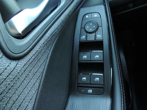 Used 2023 Nissan Rogue SV FWD image 25