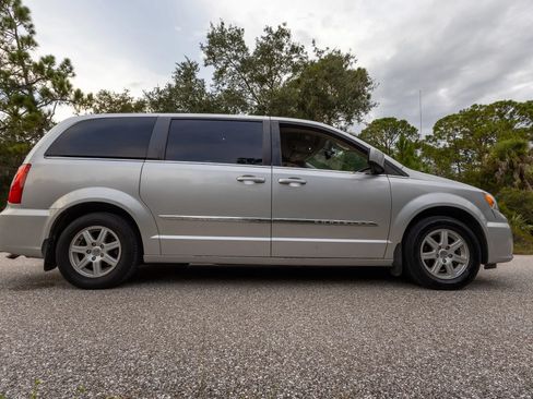 Used 2012 Chrysler Town & Country Touring w/ Entertainment Group #1 FWD image 7