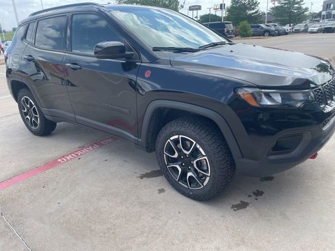 Used 2024 Jeep Compass Trailhawk AWD/4WD image 4