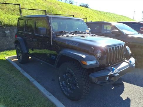 Used 2023 Jeep Wrangler Unlimited w/ Sun & Screen Package AWD/4WD image 9