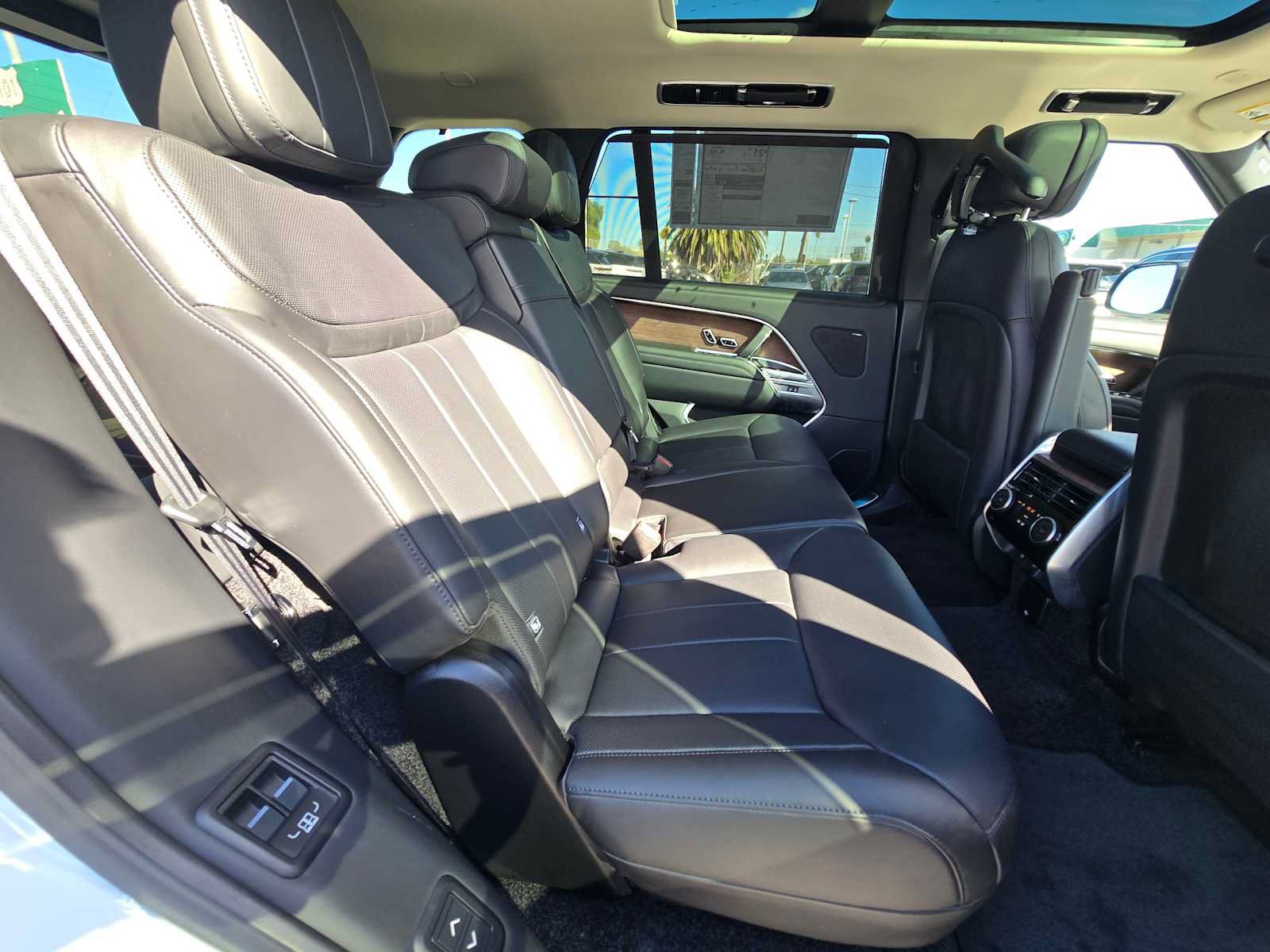 New 2025 Land Rover Range Rover Long Wheelbase SE AWD/4WD image 14
