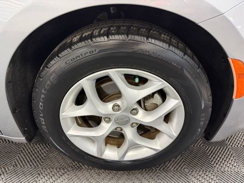 Used 2017 Chrysler Pacifica Touring-L w/ Tire & Wheel Group FWD image 18