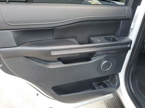 Used 2019 Ford Expedition XLT image 15