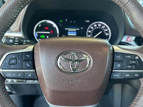 Used 2024 Toyota Sienna Platinum AWD/4WD image 24