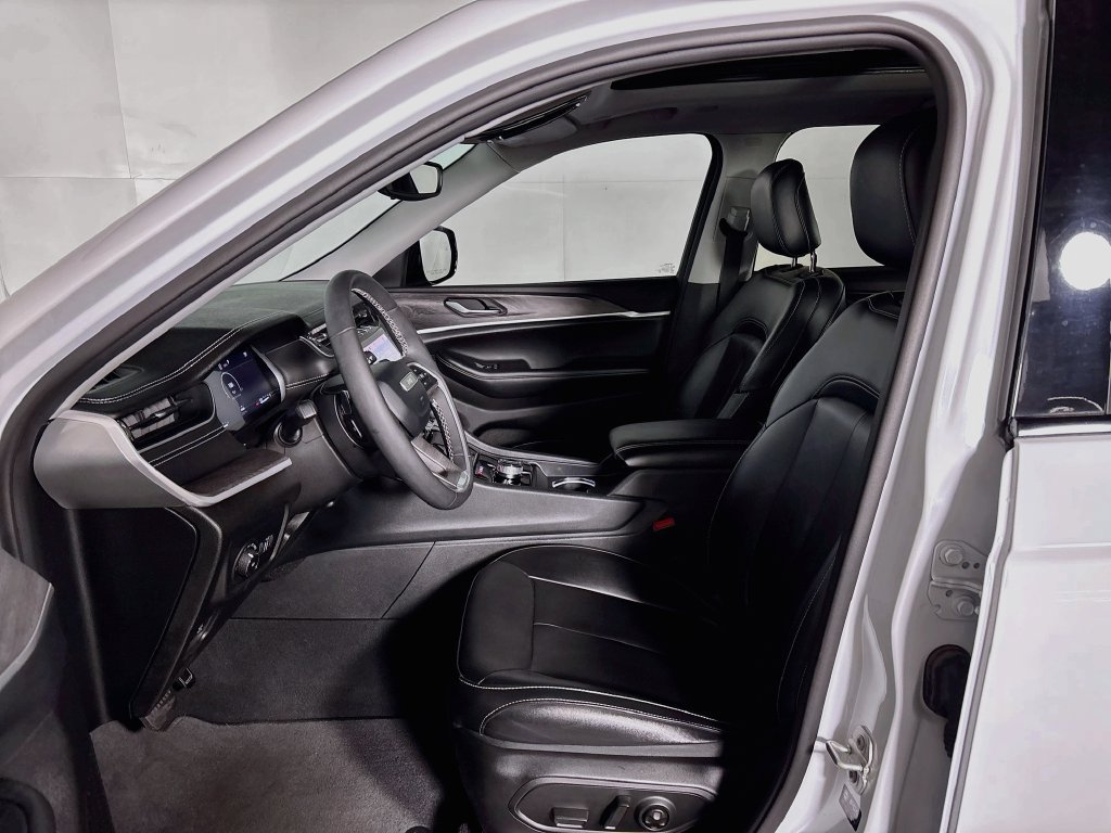 Certified 2023 Jeep Grand Cherokee Limited AWD/4WD image 12