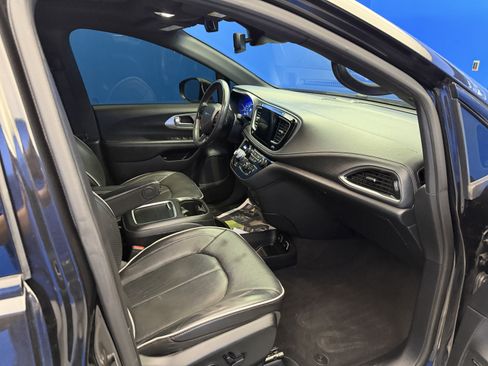 Used 2020 Chrysler Pacifica Limited w/ Advanced Safetytec Group FWD image 28